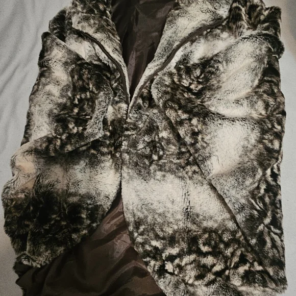 Elegant Faux Fur Women's Coat Poncho Style by ELENA WANG Size Medium - Picture 11 of 11